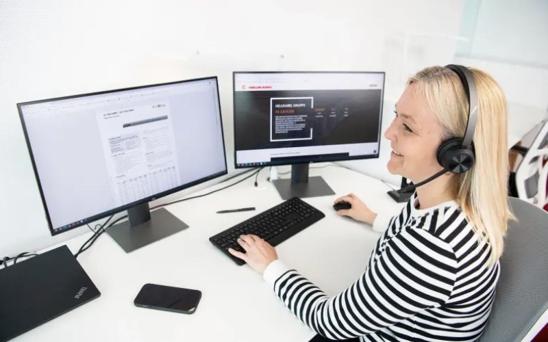 Medarbejder i headset der smiler 